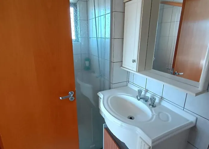Top-floor Apartment, Wi-fi, Free Two Car Parking *